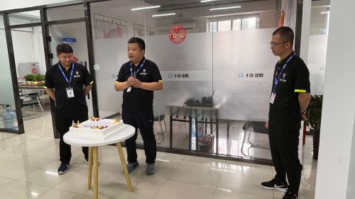 張校，馮校，闞校，三位校長切沈陽校區(qū)三周年蛋糕
